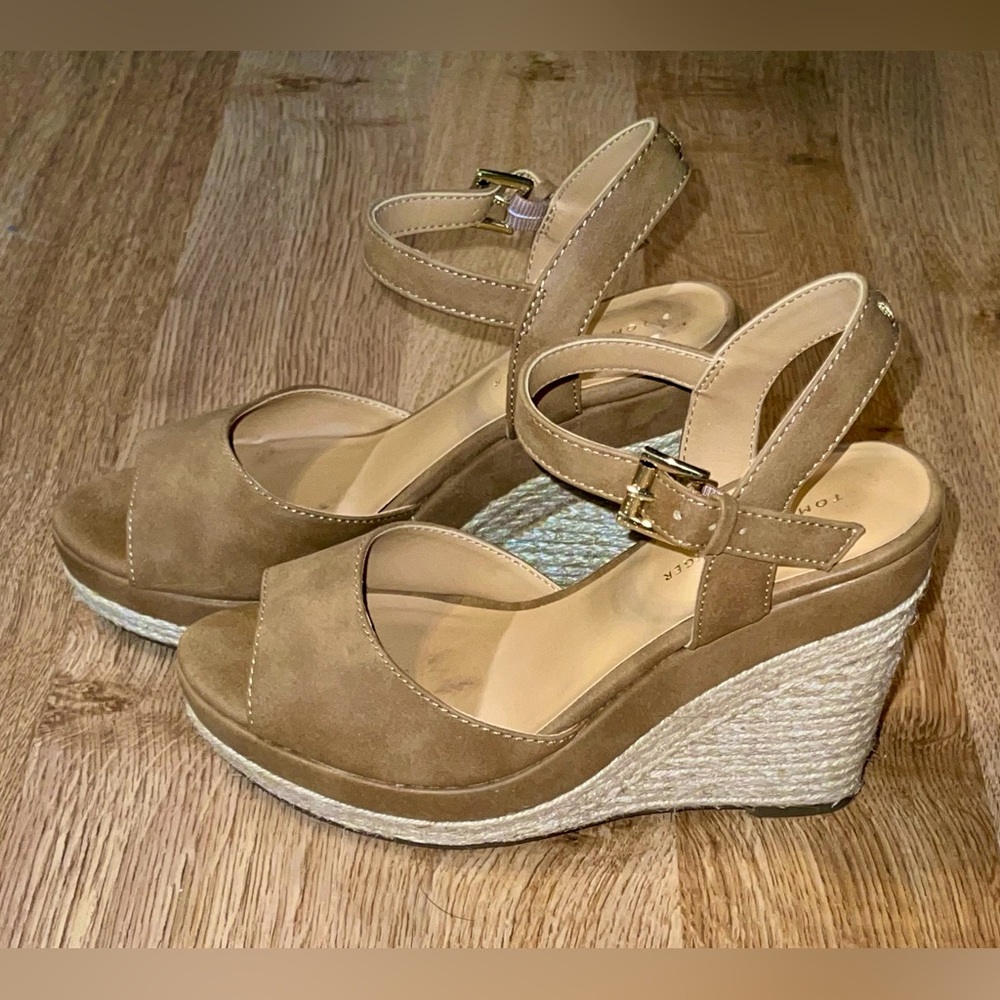 🌈 TOMMY HILFIGER Tan Wedge Sandals Sz 6.  Great Condition!!